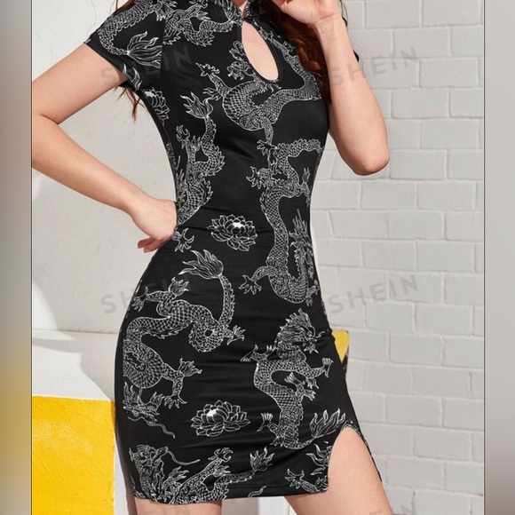 XS (size 2) BLACK & WHITE MANDARIN COLLAR SPLIT HEM DRAGON PRINT BODYCON DRESS - Picture 5 of 5